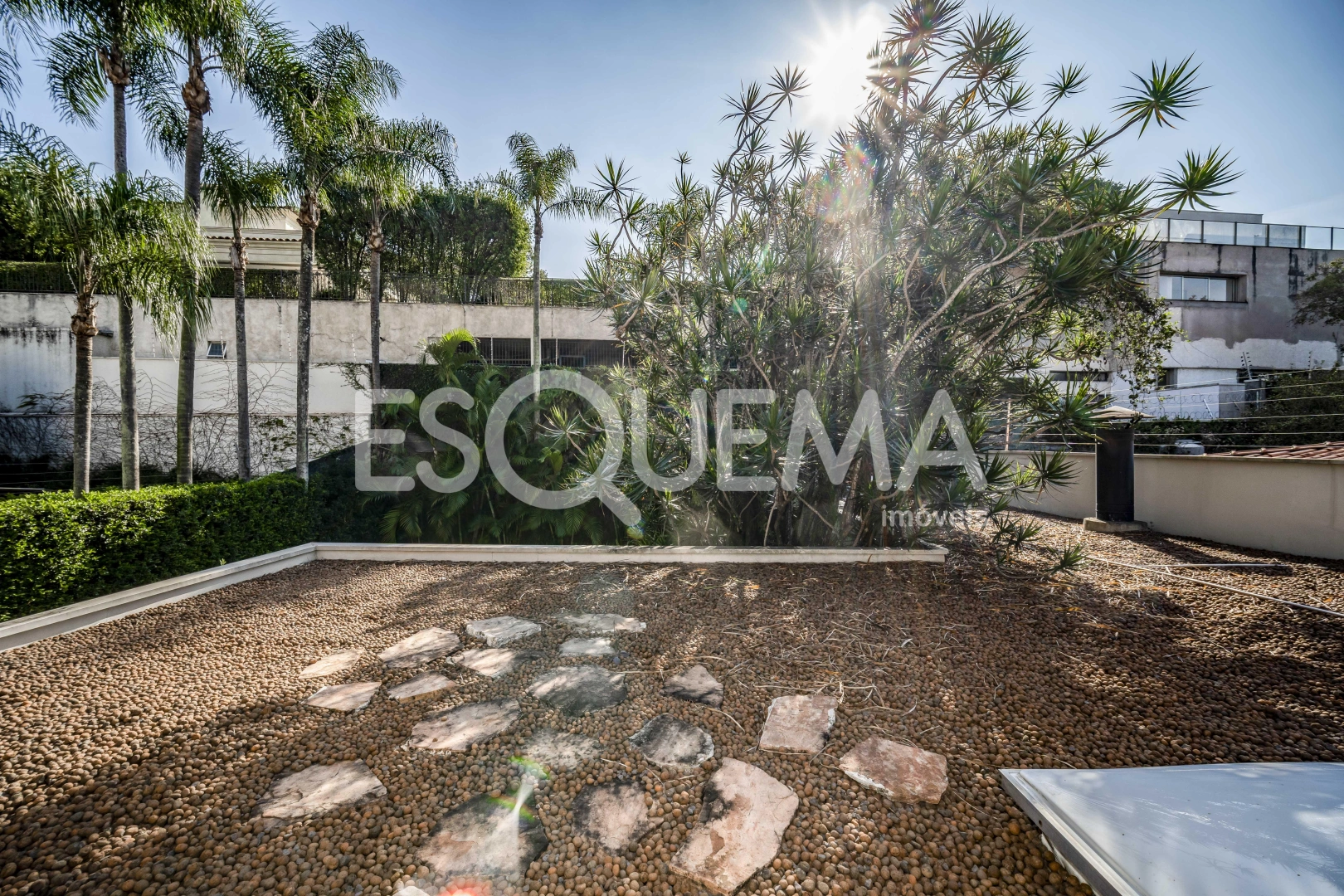 Casa com agradável área gourmet integrada ao jardim com piscina - Imagem 14