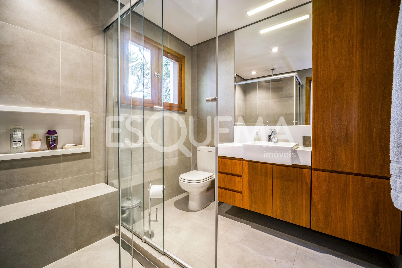 Casa com agradável área gourmet integrada ao jardim com piscina - Imagem 15