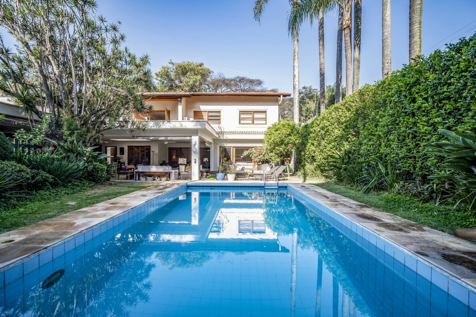 Casa com agradável área gourmet integrada ao jardim com piscina - Imagem 1
