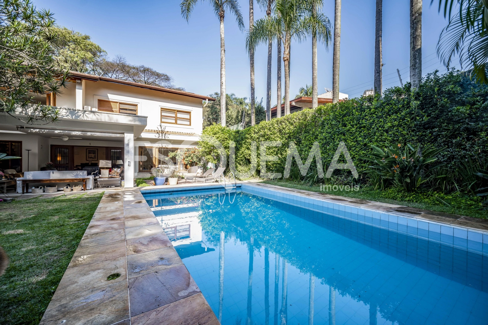 Casa com agradável área gourmet integrada ao jardim com piscina - Imagem 2