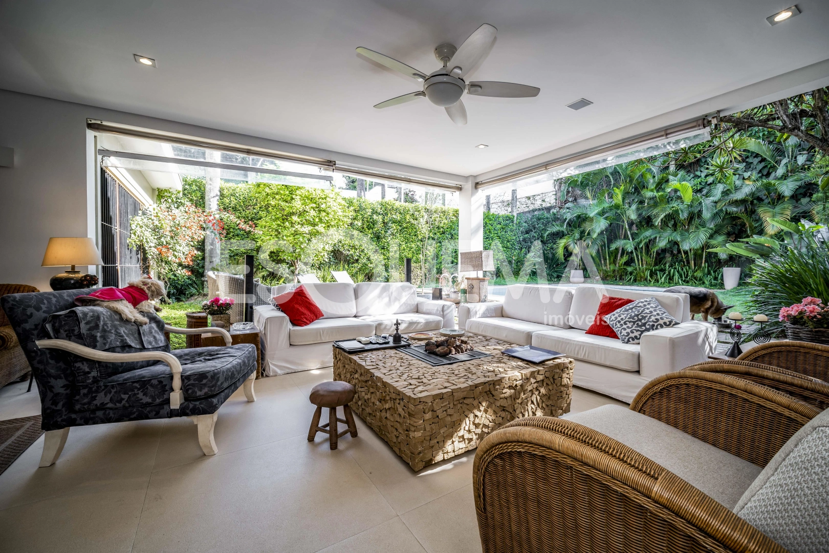 Casa com agradável área gourmet integrada ao jardim com piscina - Imagem 3