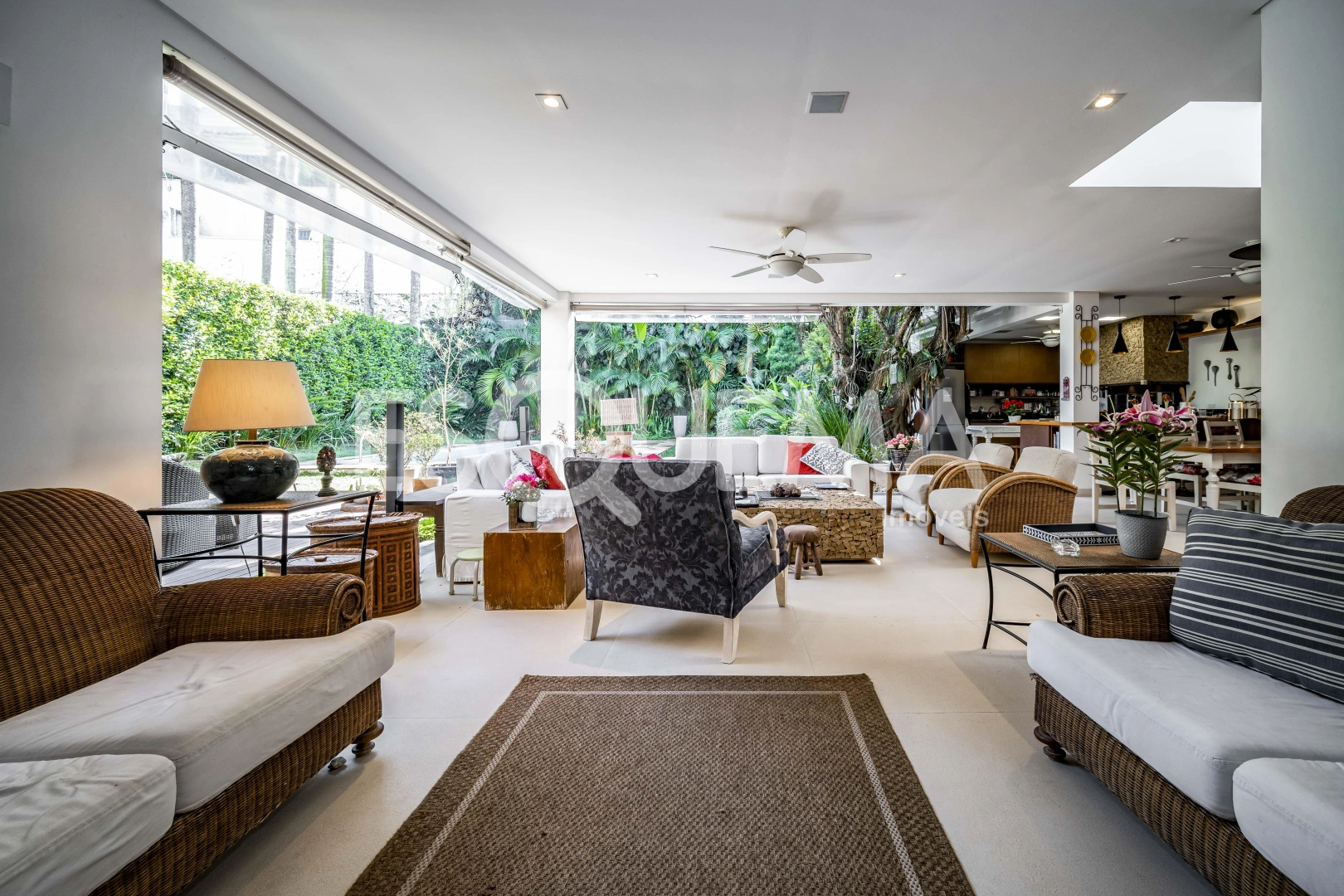 Casa com agradável área gourmet integrada ao jardim com piscina - Imagem 4
