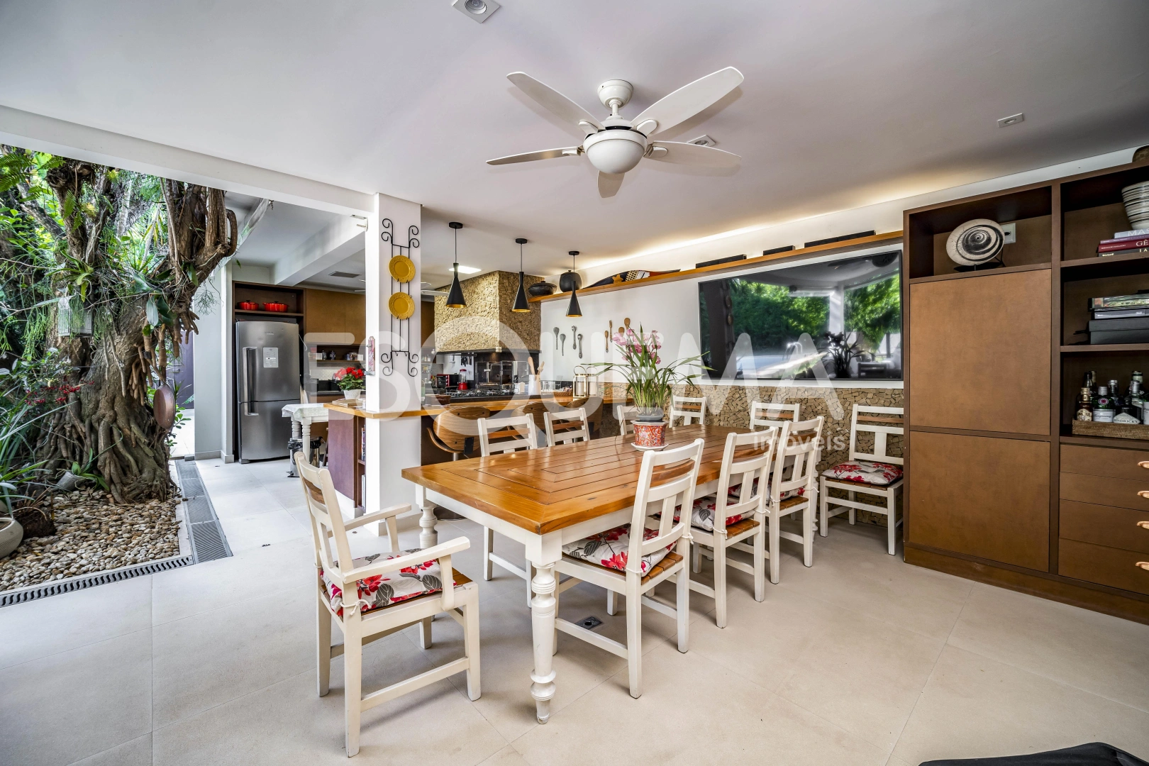 Casa com agradável área gourmet integrada ao jardim com piscina - Imagem 5
