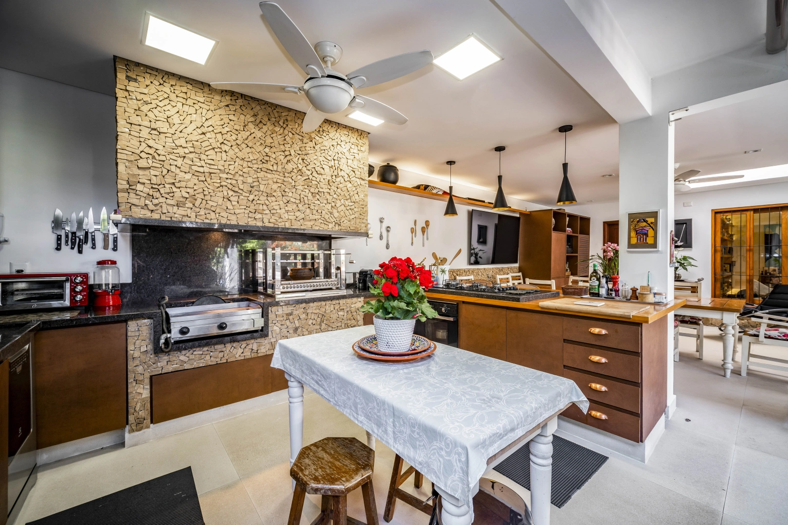 Casa com agradável área gourmet integrada ao jardim com piscina - Imagem 6