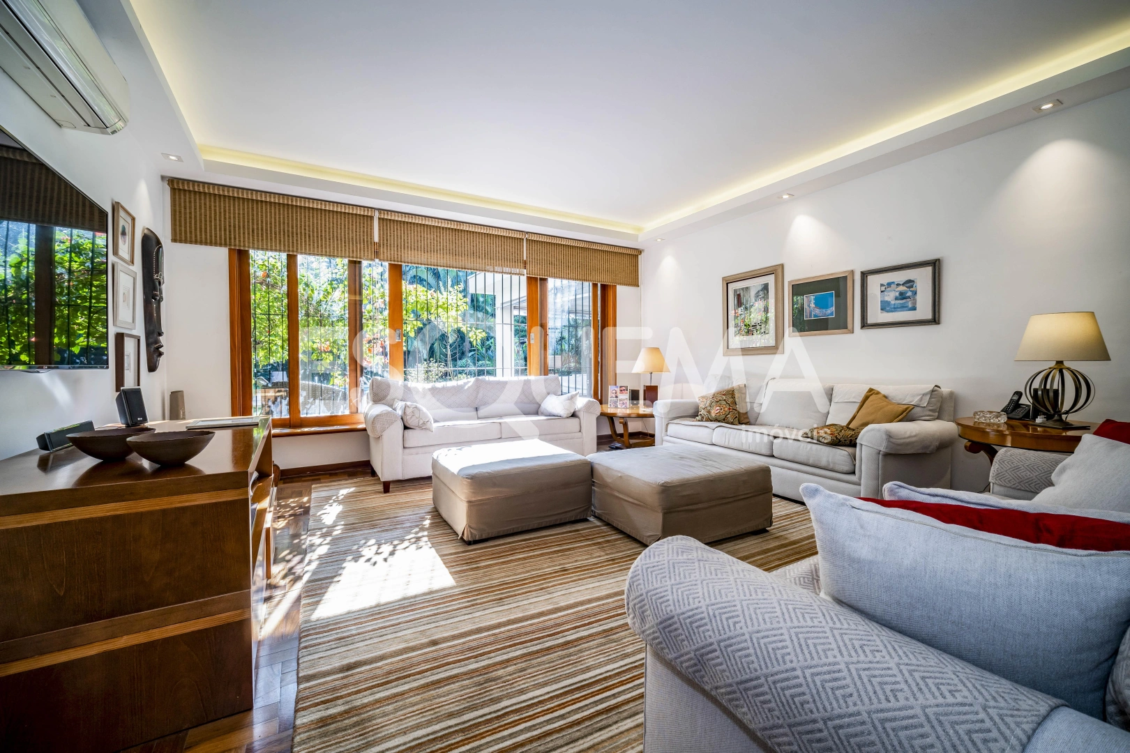 Casa com agradável área gourmet integrada ao jardim com piscina - Imagem 7