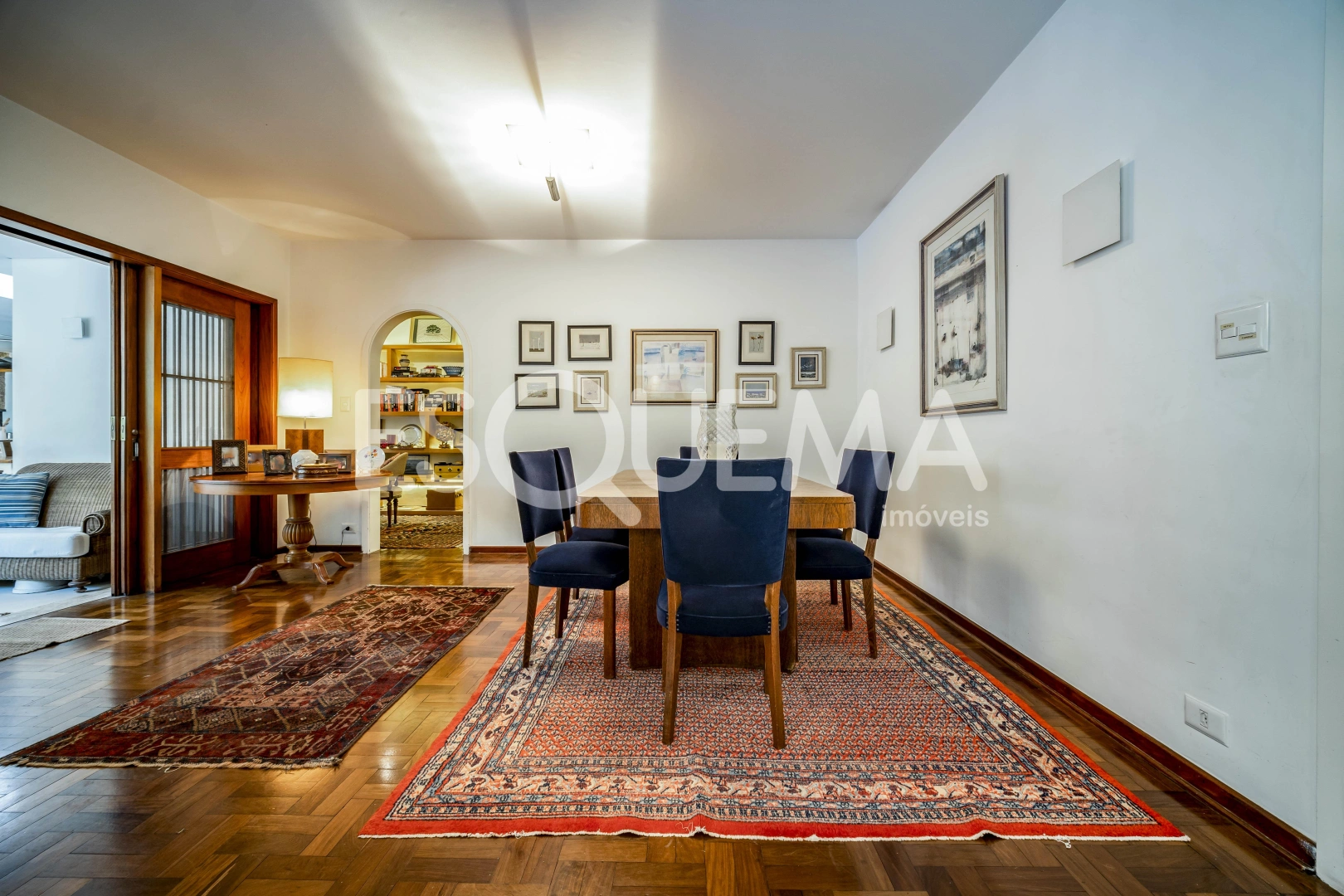 Casa com agradável área gourmet integrada ao jardim com piscina - Imagem 9