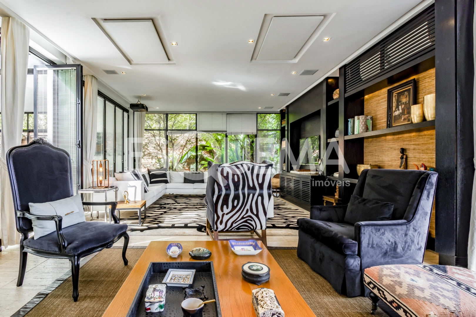 Casa com projeto contemporâneo em rua arborizada - Imagem 11