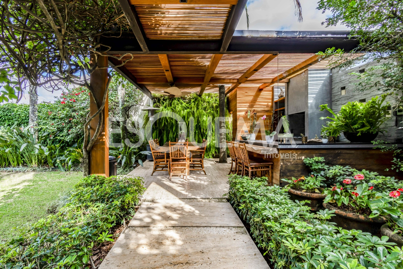 Casa com projeto contemporâneo em rua arborizada - Imagem 1