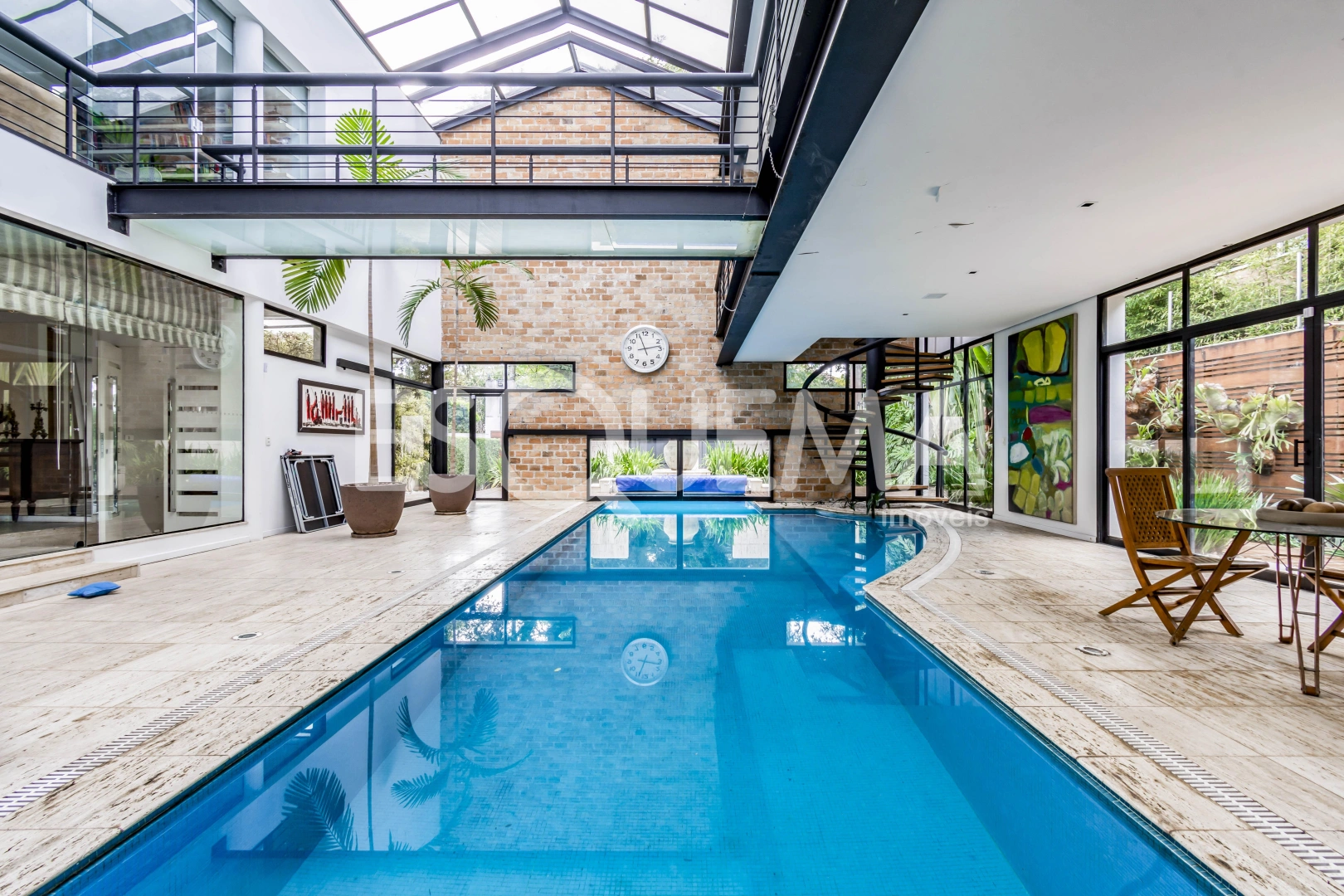 Casa com projeto contemporâneo em rua arborizada - Imagem 2