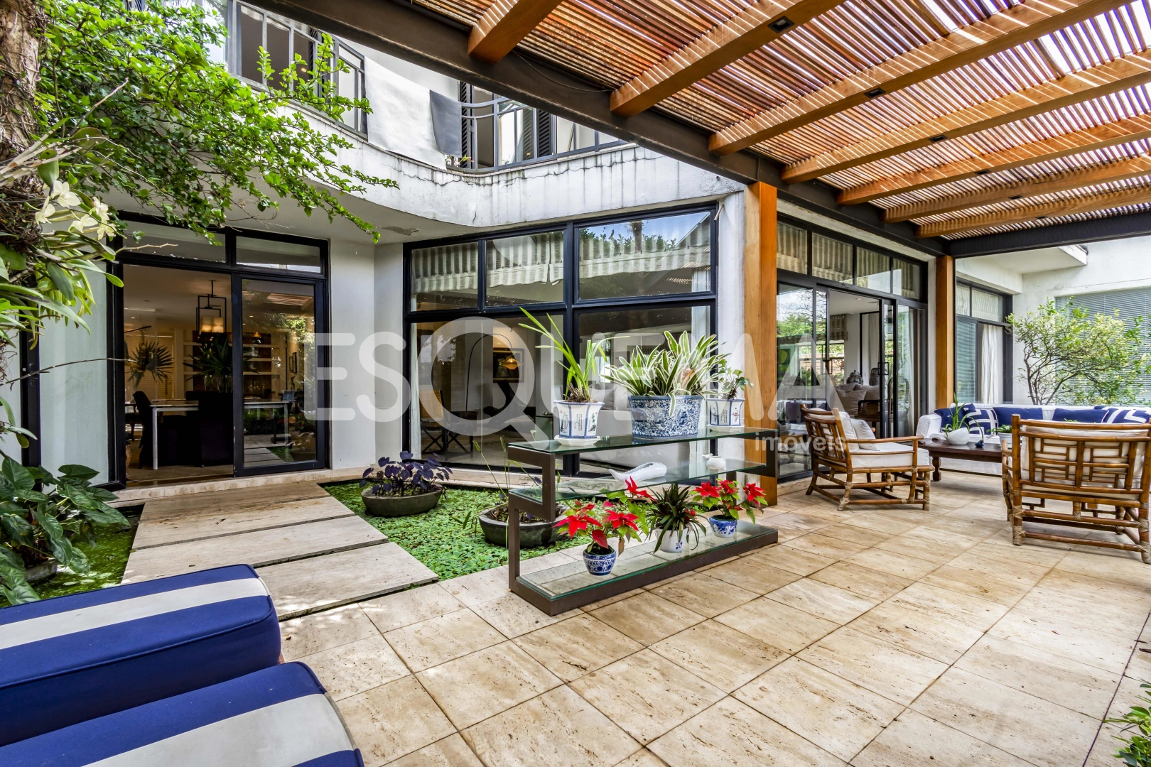 Casa com projeto contemporâneo em rua arborizada - Imagem 3