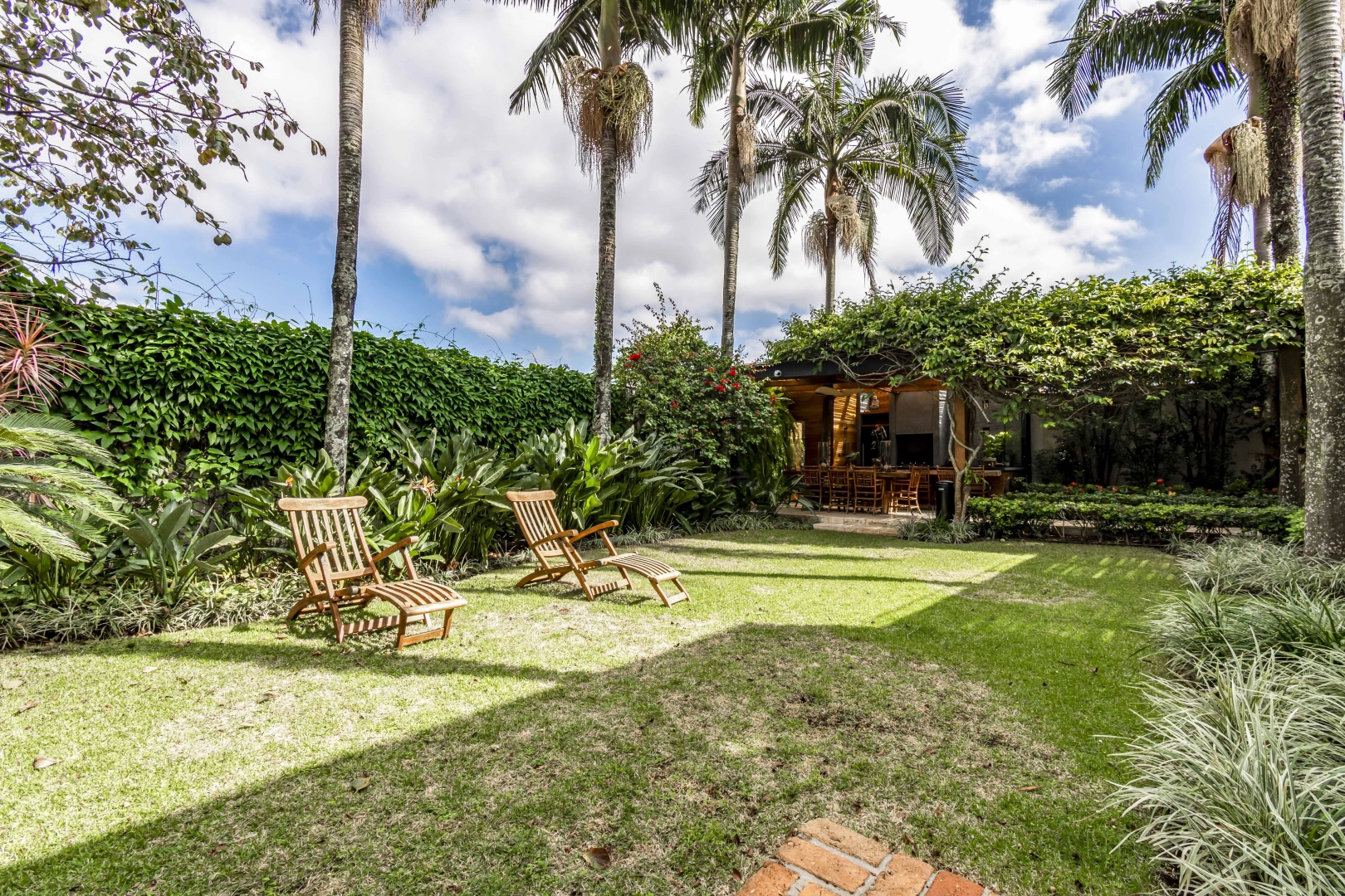 Casa com projeto contemporâneo em rua arborizada - Imagem 4