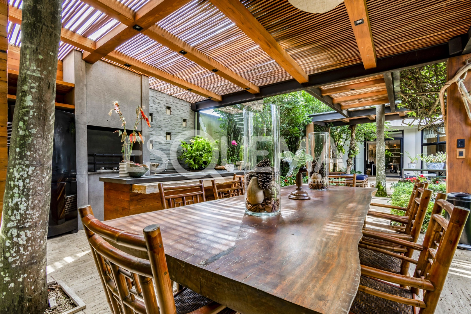 Casa com projeto contemporâneo em rua arborizada - Imagem 5