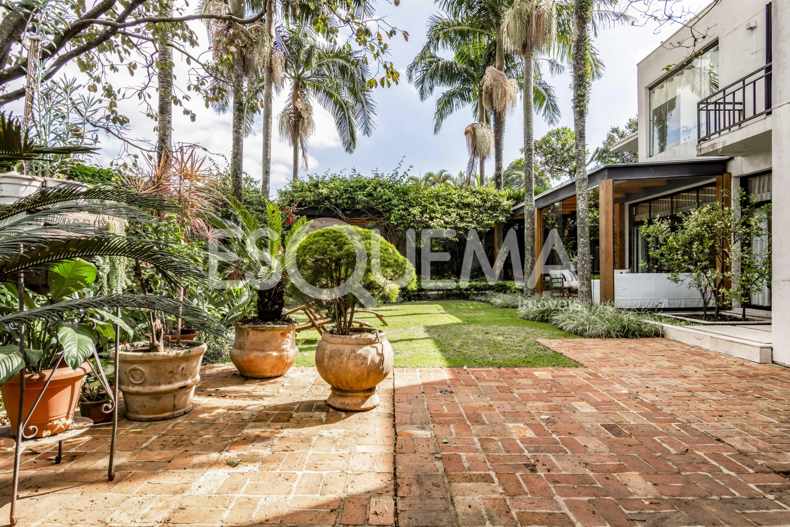 Casa com projeto contemporâneo em rua arborizada - Imagem 6