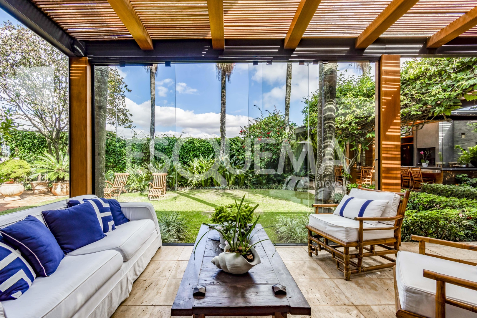 Casa com projeto contemporâneo em rua arborizada - Imagem 7