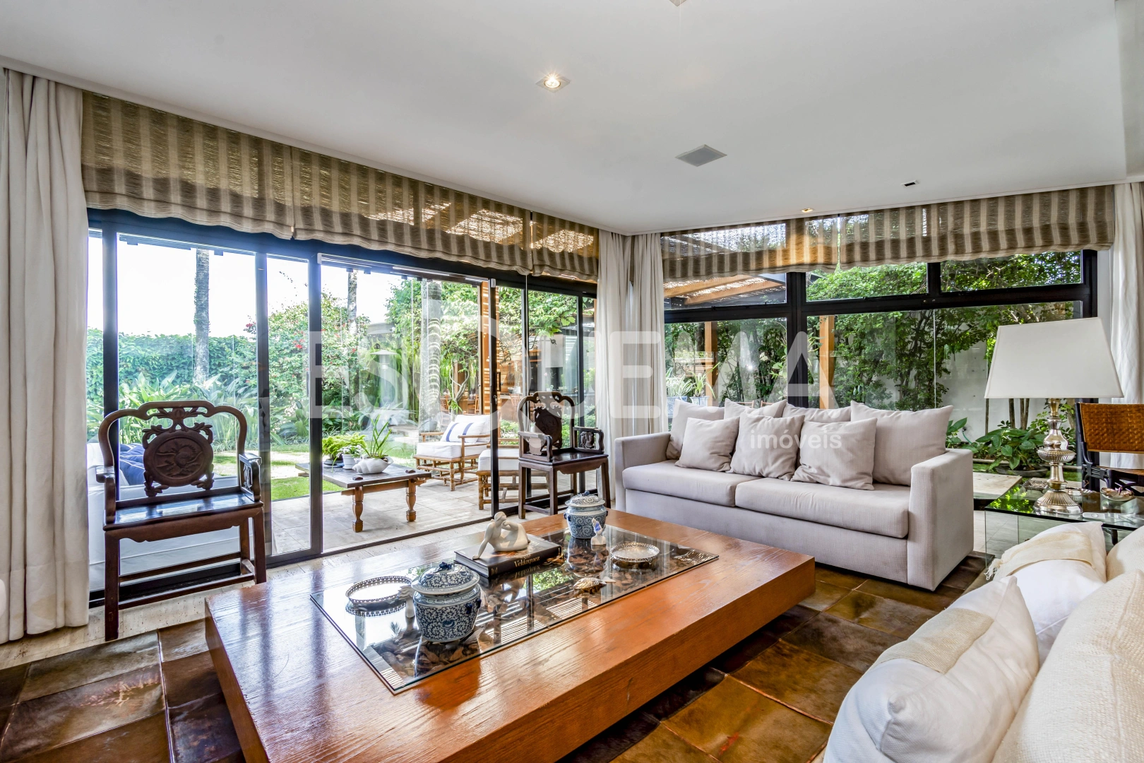 Casa com projeto contemporâneo em rua arborizada - Imagem 8