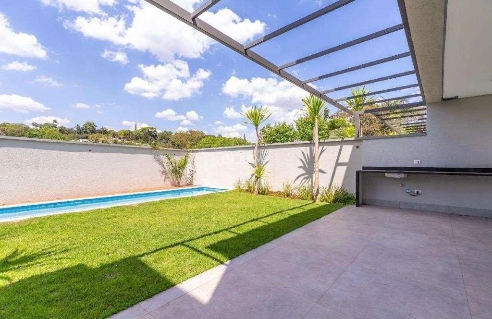 Casa moderna em condomínio fechado - Imagem 1