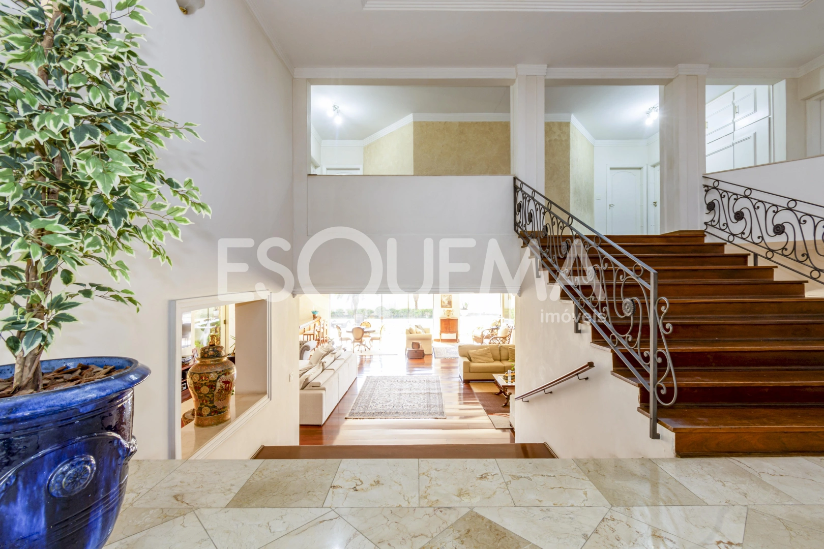 Casa ampla em rua tranquila - Imagem 12