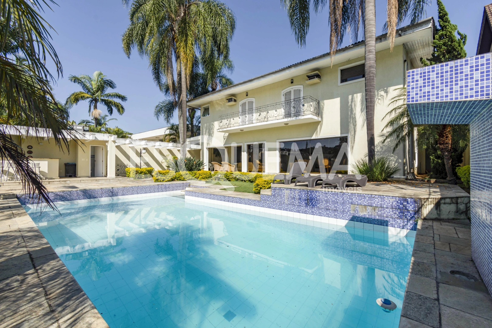 Casa ampla em rua tranquila - Imagem 1