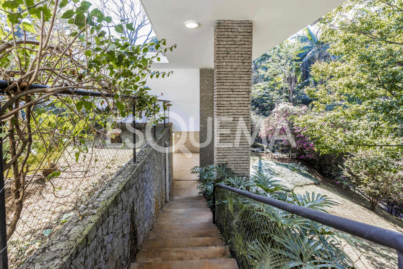 Casa com projeto de Oswaldo Bratke em terreno de 3.600 m² - Imagem 10