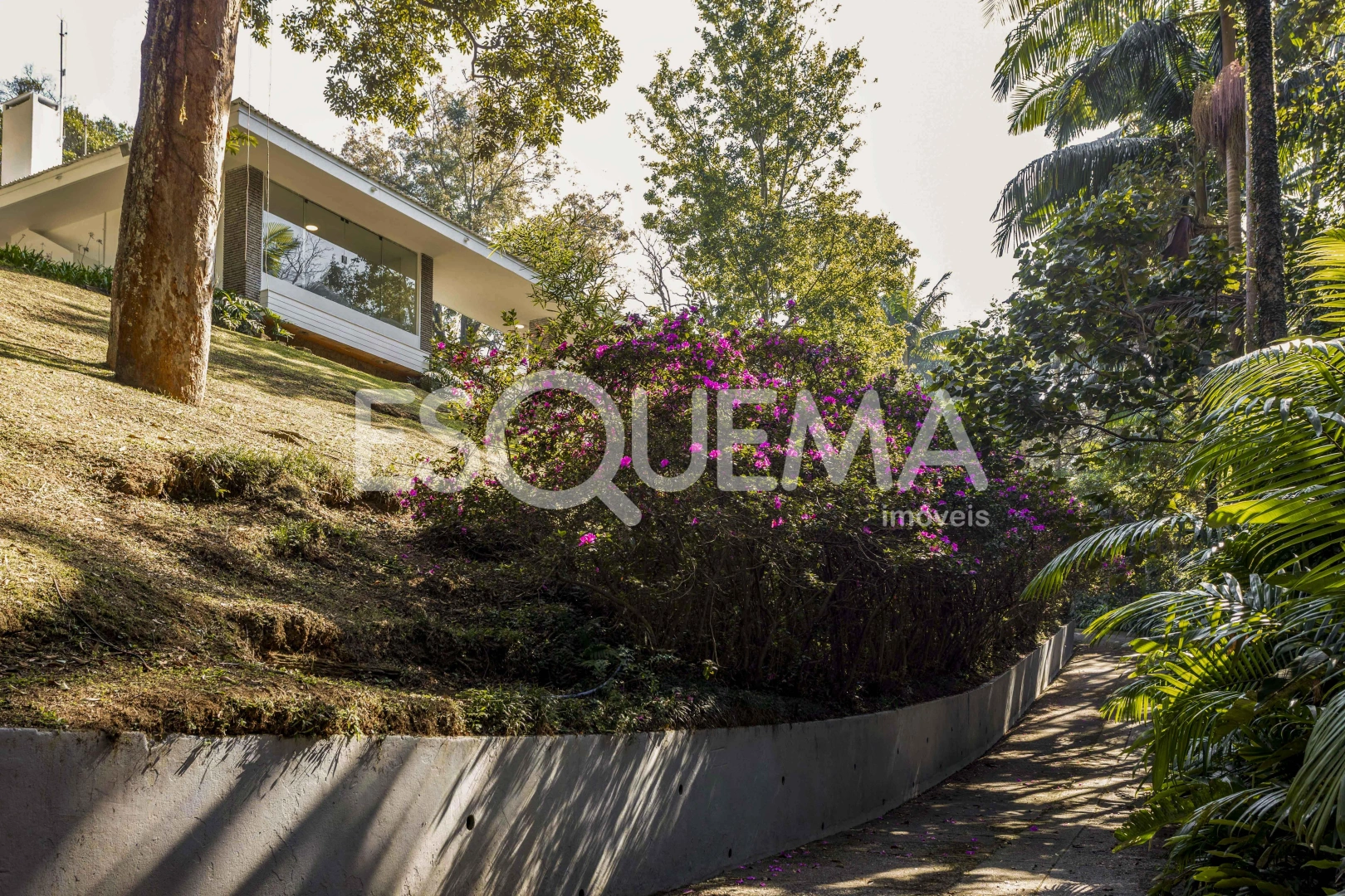Casa com projeto de Oswaldo Bratke em terreno de 3.600 m² - Imagem 1