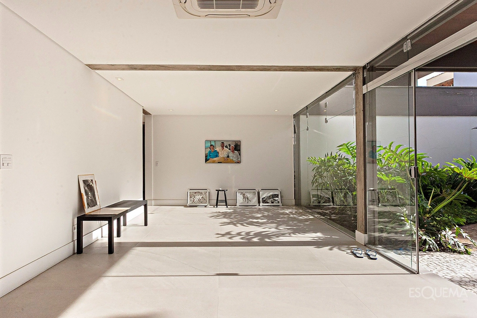 Com living envidraçado, lareira e a poucas quadras do Ibirapuera - Imagem 2