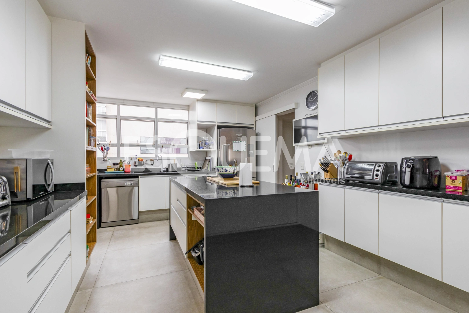 Apartamento reformado, em prédio procurado - Imagem 14