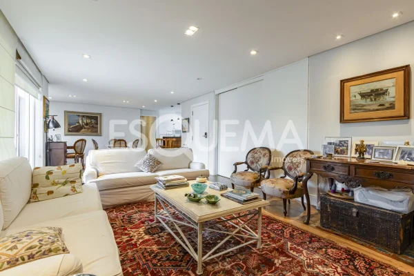 Apartamento reformado, em prédio procurado