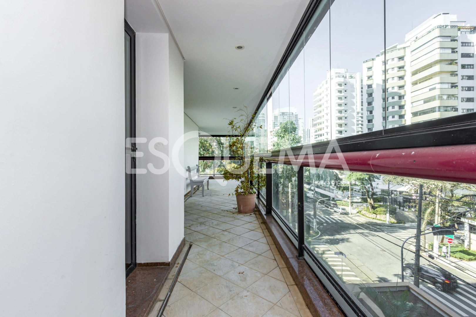 Apartamento amplo com ótima localização - Imagem 4