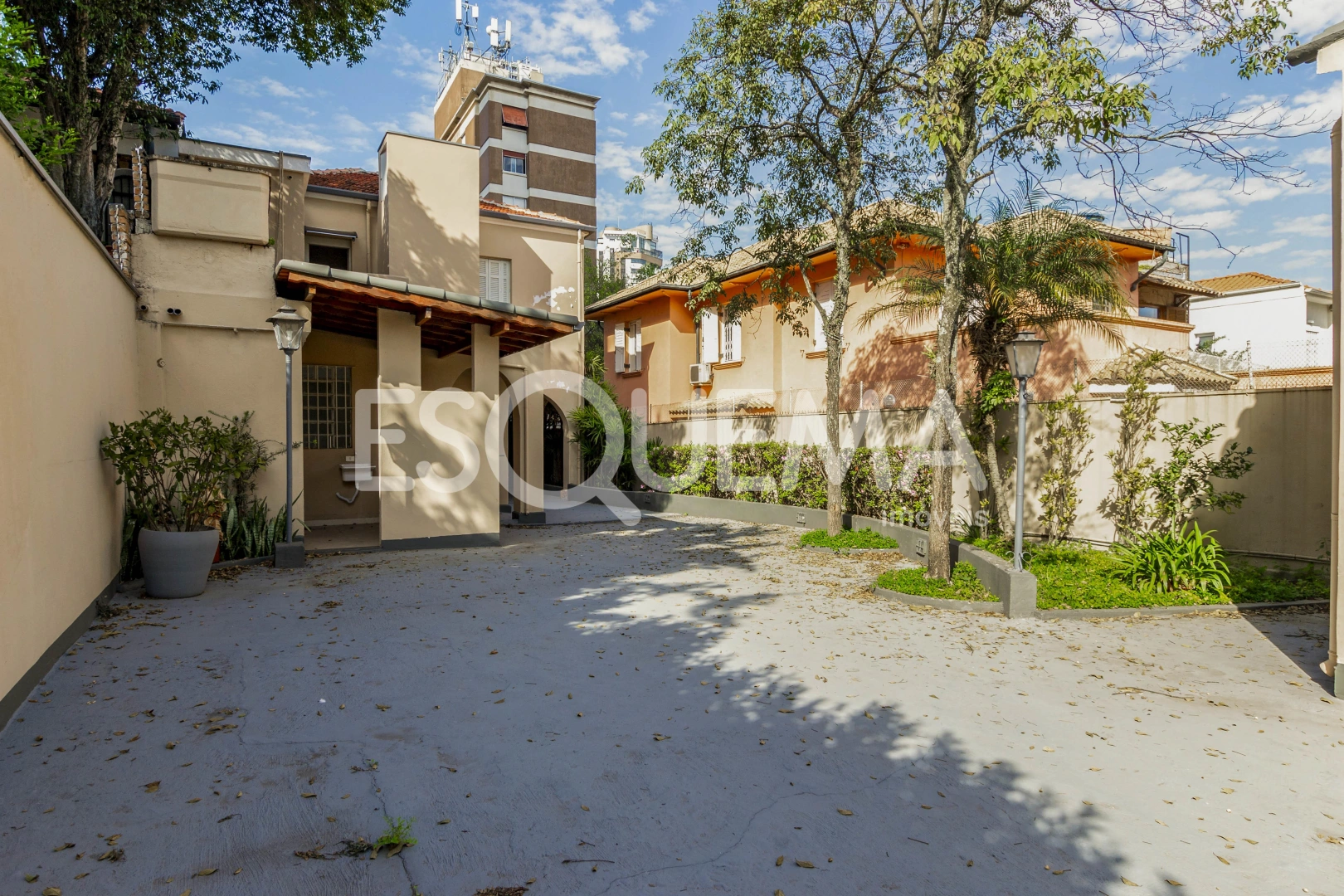 Sobrado comercial com amplo quintal - Imagem 12