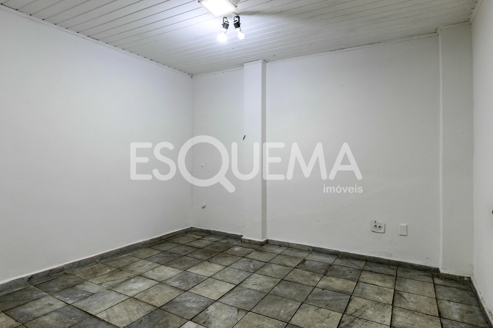 Sobrado comercial com amplo quintal - Imagem 14