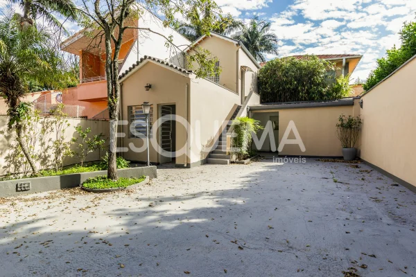 Sobrado comercial com amplo quintal