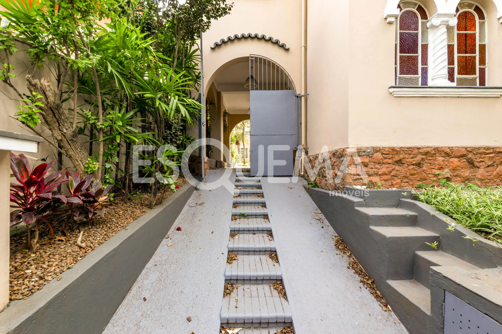 Sobrado comercial com amplo quintal - Imagem 2
