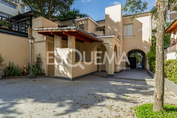Sobrado comercial com amplo quintal
