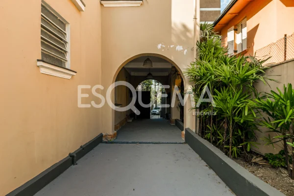 Sobrado comercial com amplo quintal