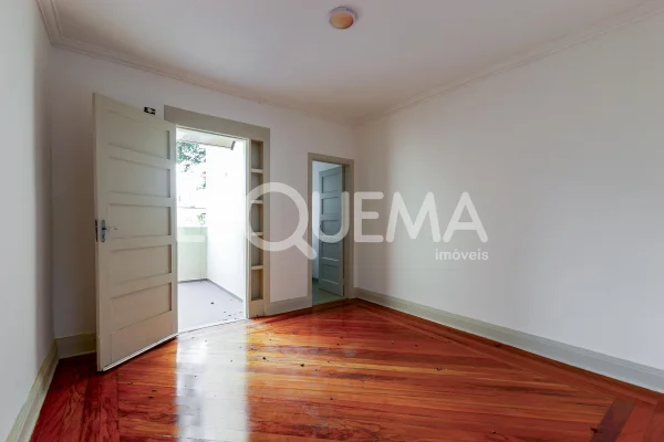 Sobrado comercial com amplo quintal