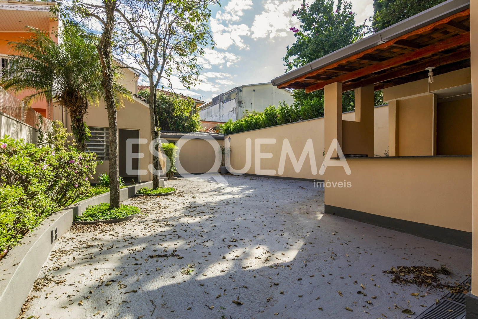 Sobrado comercial com amplo quintal - Imagem 8