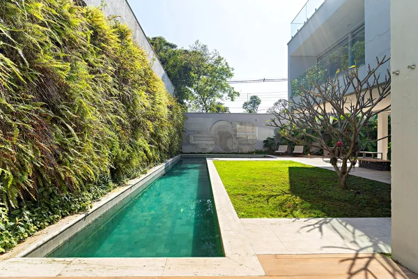 Casa em rua tranquila a passos do Parque Ibirapuera