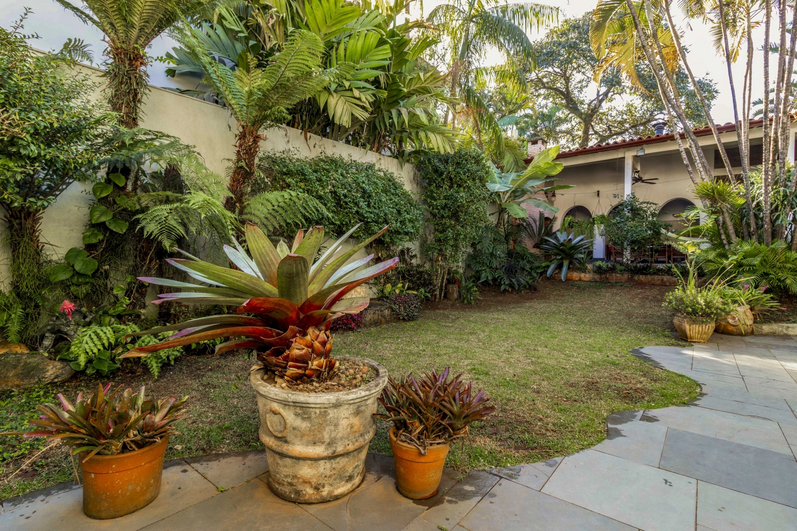 Casa em rua tranquila e arborizada - Imagem 2