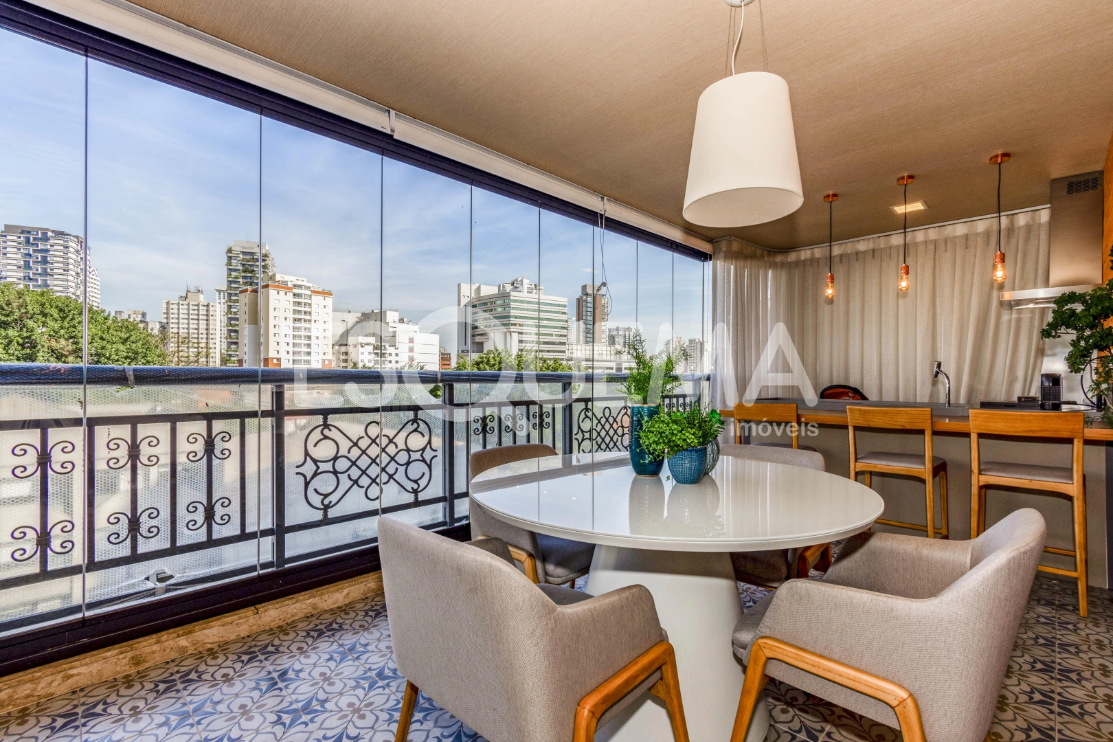 Apartamento com 4 suítes em edifício neoclássico - Imagem 1