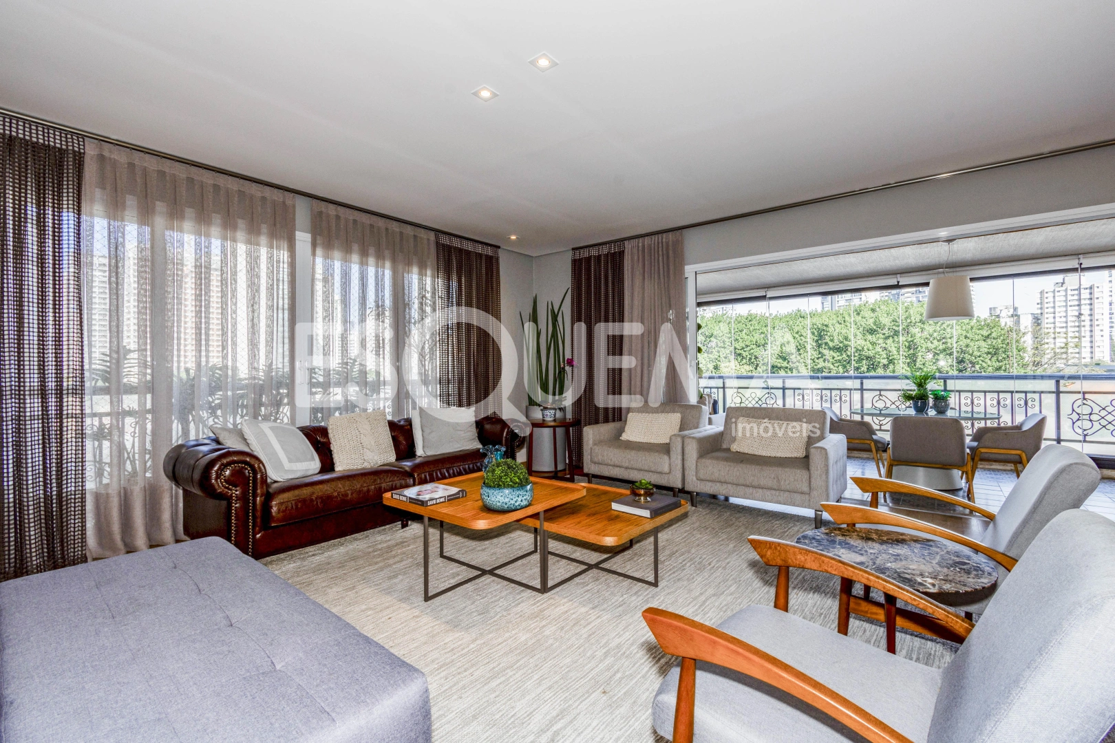 Apartamento com 4 suítes em edifício neoclássico - Imagem 2