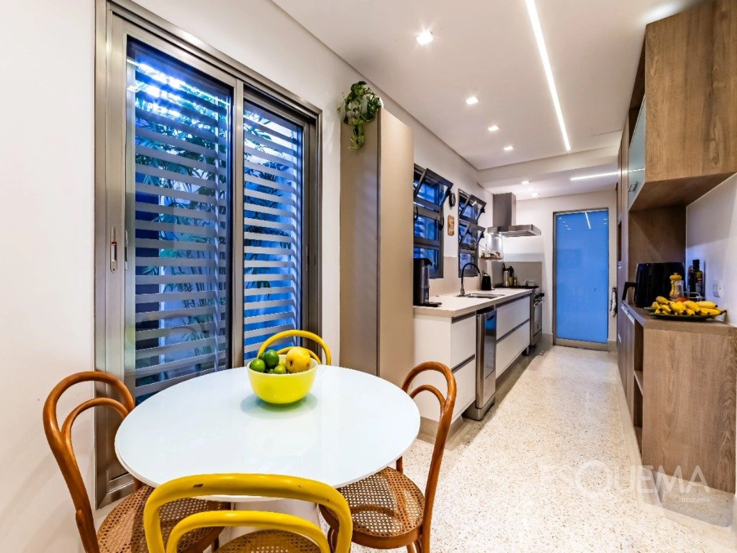 Casa térrea reformada em ótima localização - Imagem 10