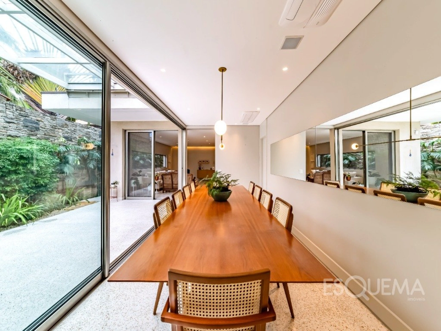 Casa térrea reformada em ótima localização - Imagem 2
