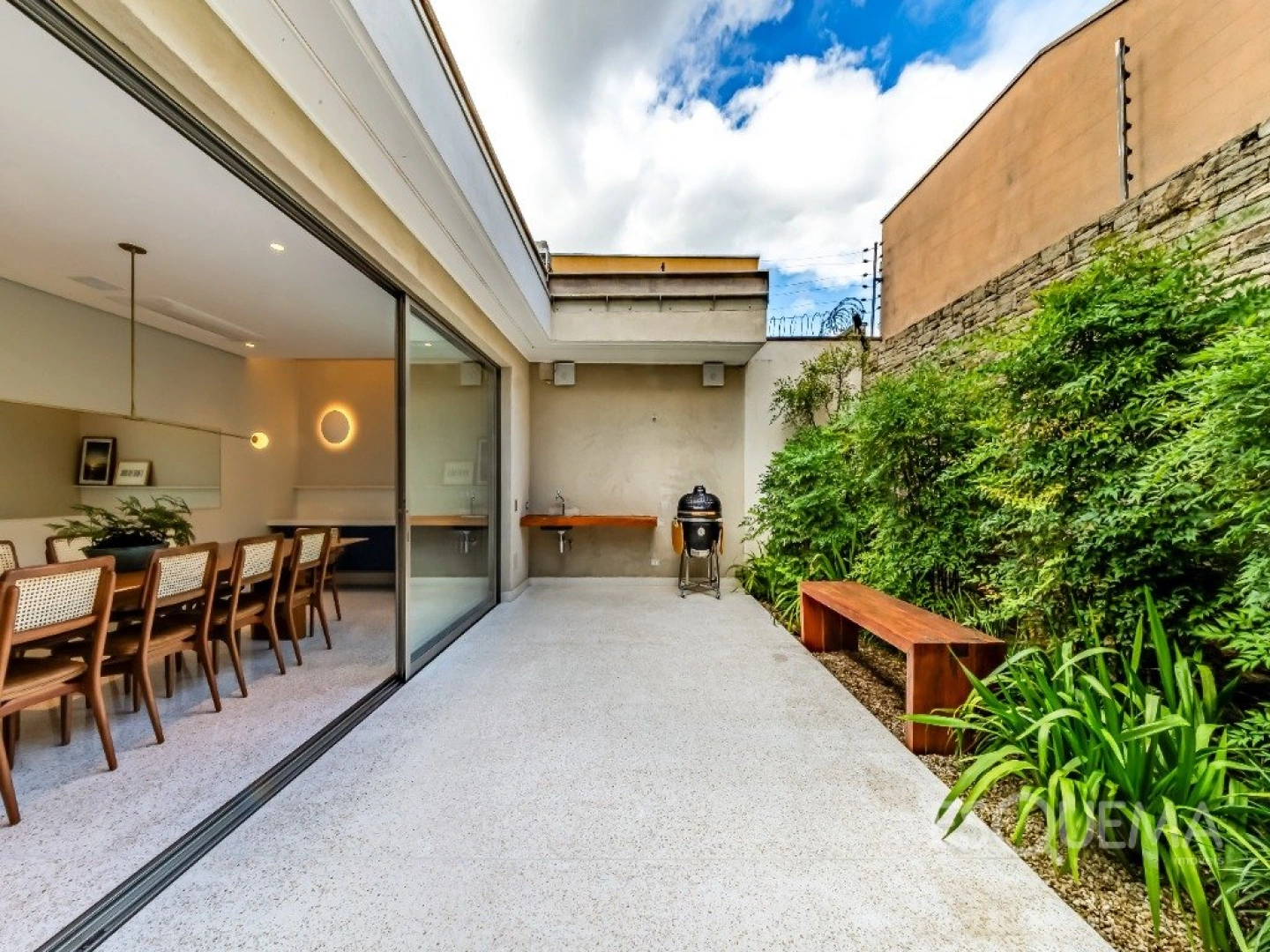 Casa térrea reformada em ótima localização - Imagem 4