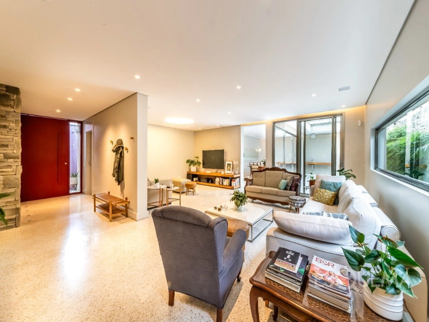 Casa térrea reformada em ótima localização - Imagem 7