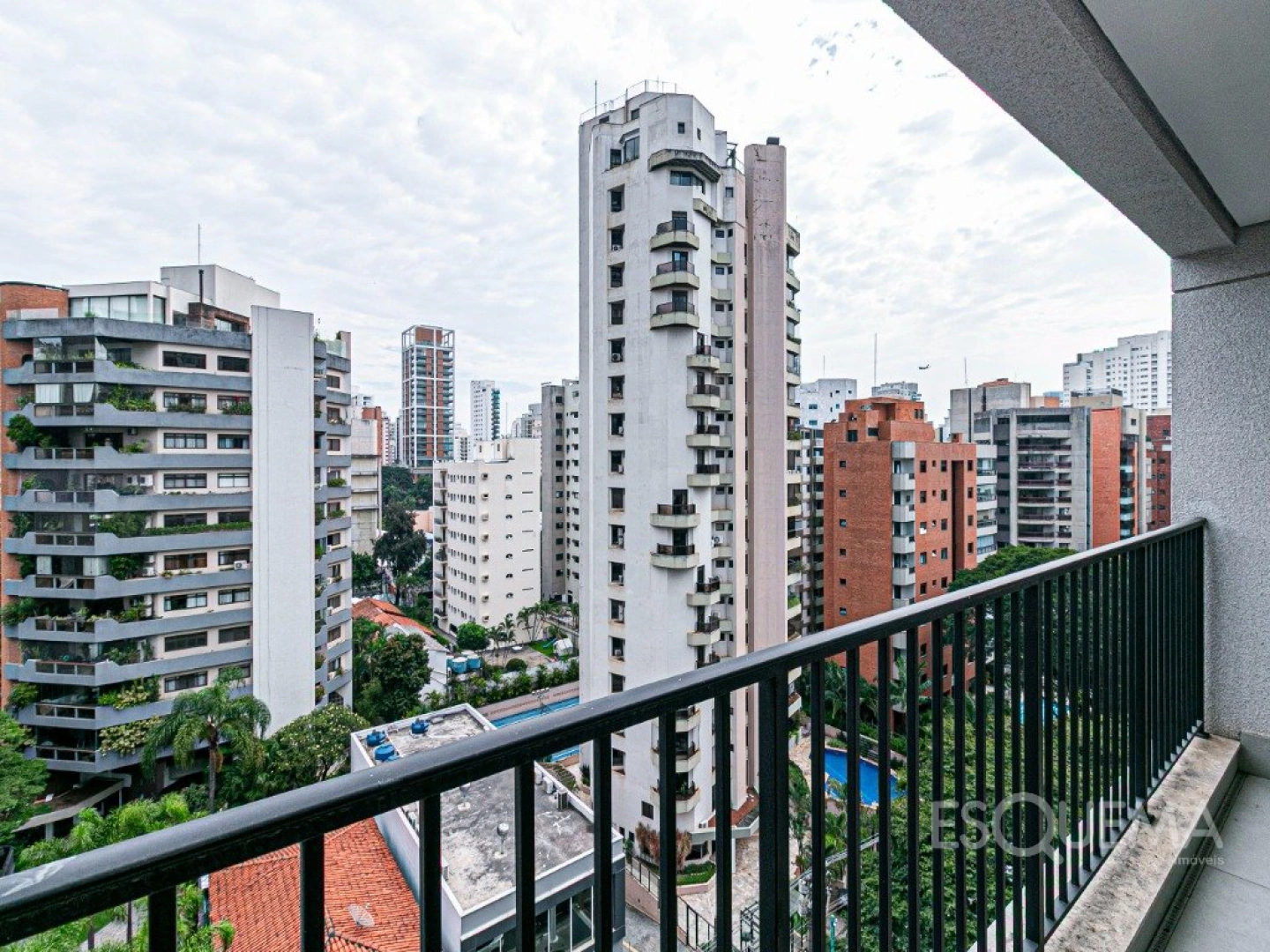 Apartamento com projeto de João Armentano a passos do Parque Ibirapuera - Imagem 4
