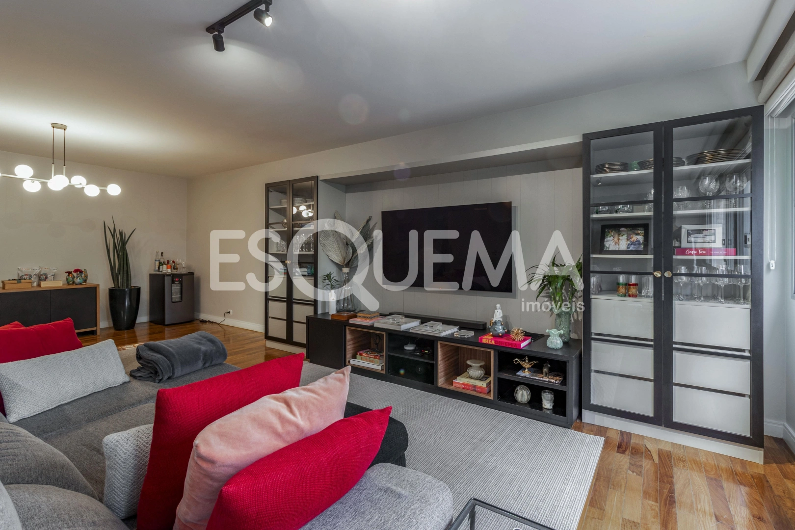 Apartamento reformado em ótima localização - Imagem 8