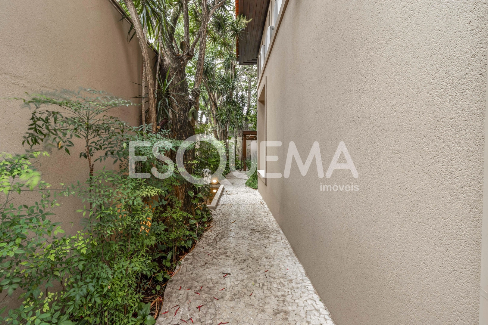 Casa totalmente reformada em ótima localização - Imagem 12