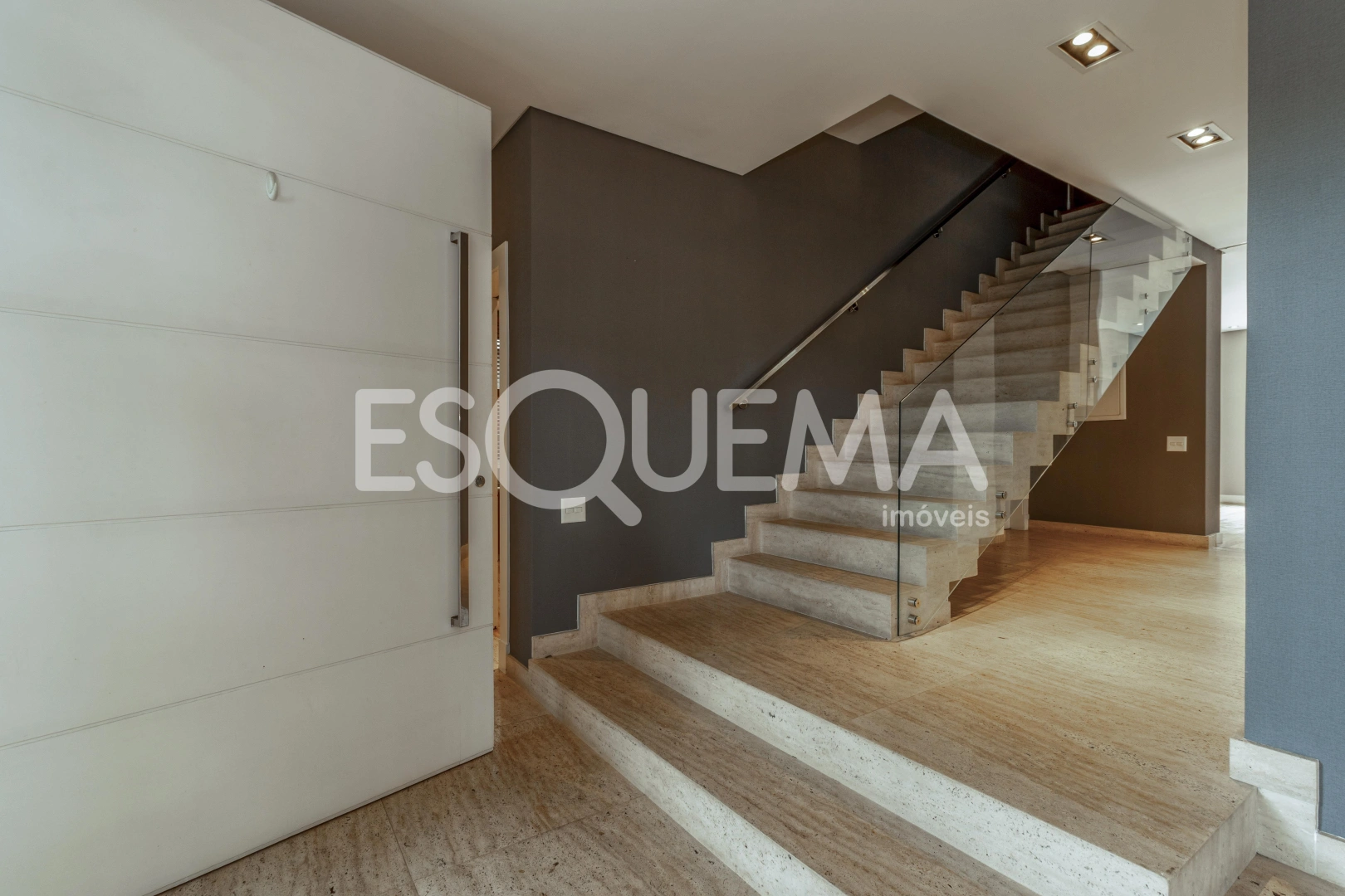 Casa totalmente reformada em ótima localização - Imagem 13