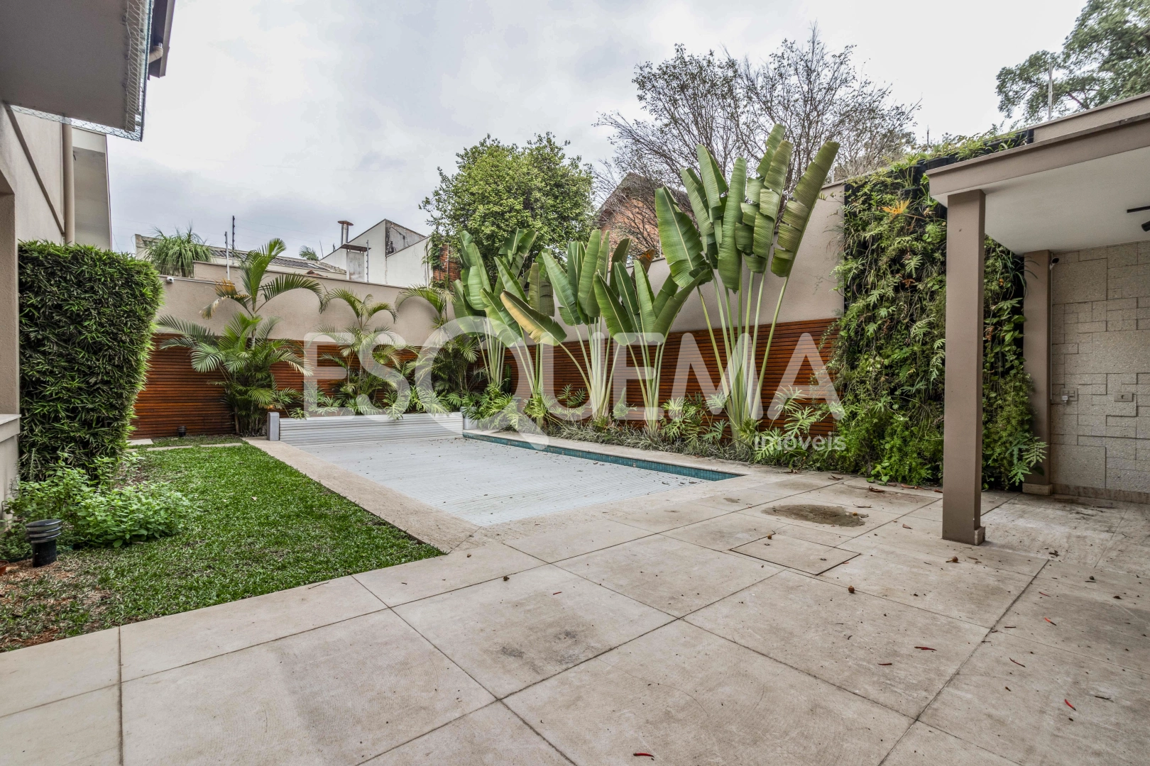 Casa totalmente reformada em ótima localização - Imagem 1