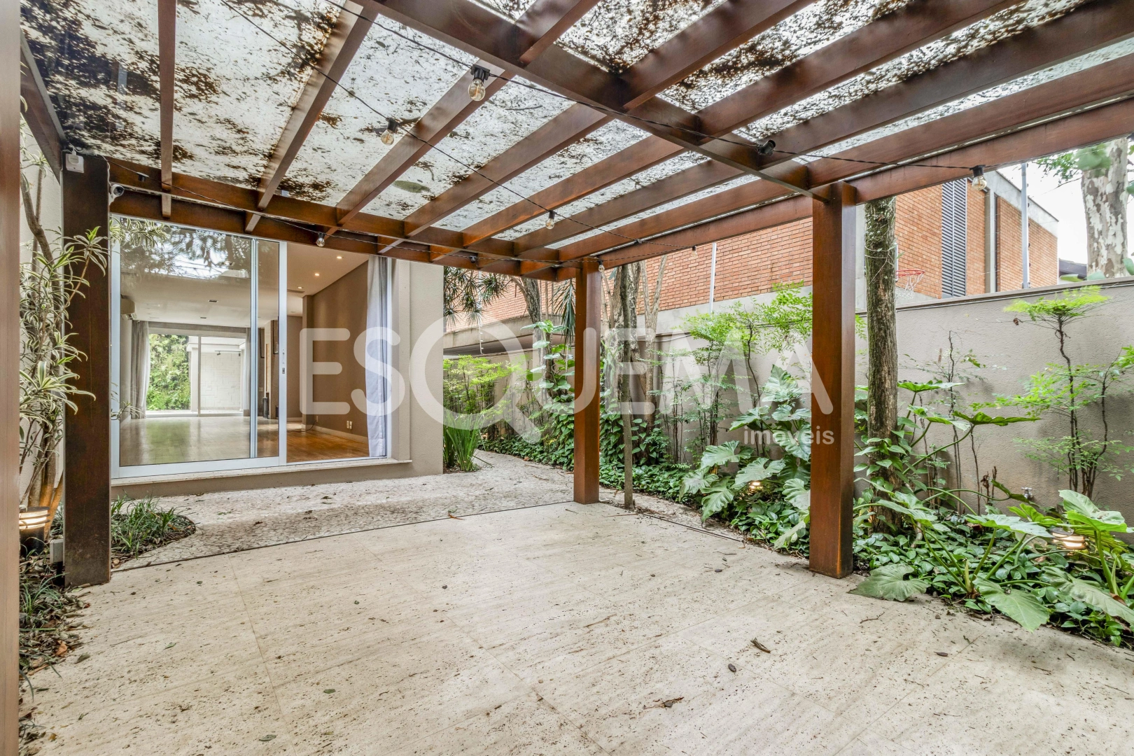 Casa totalmente reformada em ótima localização - Imagem 9